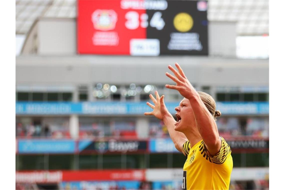 Duell der Torfabriken - BVB will im Verfolger-Modus bleiben In der Hinrunde siegt Borussia Dortmund mit 4:3 in Leverkusen - im Rückspiel fehlt dem BVB allerdings Torjäger Erling Haaland. Foto: Rolf Vennenbernd/dpa