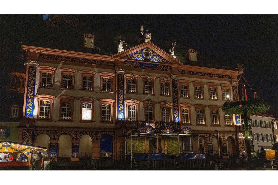 In der historischen Altstadt von Gengenbach im Schwarzwald wird die Fassade des Rathauses zu einem überdimensionierten Adventskalender umfunktioniert.