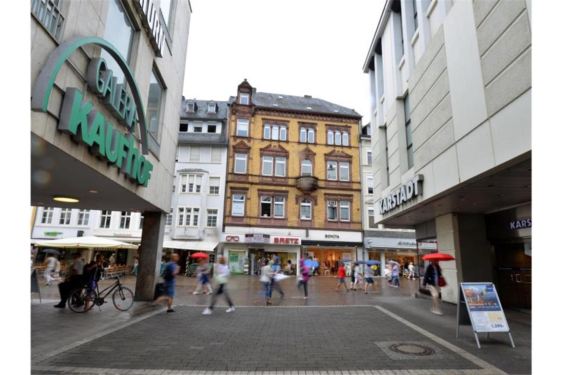 In der Innenstadt von Trier stehen die Warenhäuser von Karstadt und Kaufhof nebeneinander. Foto: Harald Tittel/dpa