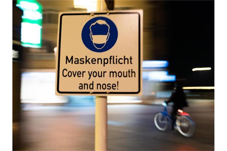 In der Innenstadt von Bamberg wird auf die Maskenpflicht hingewiesen. Foto: Nicolas Armer/dpa