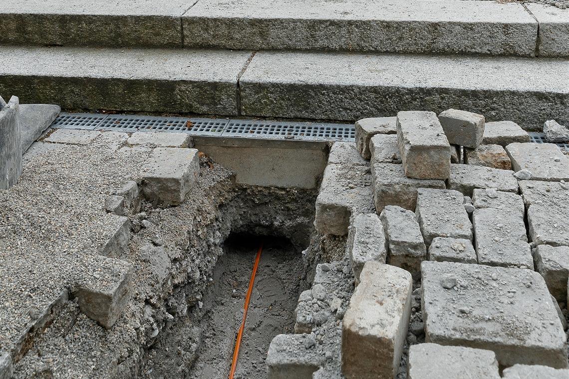 Letzte weiße Flecken sollen verschwinden In der Innenstadt wie hier etwa im Stiftshof wurden die Glasfaserkabel in den vergangenen Wochen und Monaten verlegt, weitere Teile Backnangs sollen relativ zeitnah folgen. Foto: J. Fiedler