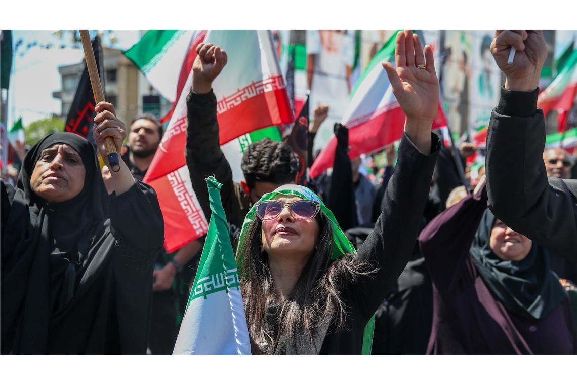 In der iranischen Hauptstadt haben sich Regierungsanhänger zu Trauerfeiern für den im Krieg getöteten Religionsführer Ajatollah Ali Chamenei versammelt.