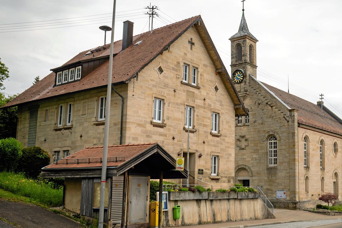 In der jüngsten Gemeinderatssitzung berichtet Großerlachs Bürgermeister Kevin Dispan von den laufenden Arbeiten zur Sanierung der Toilettenanlagen im Vereinsheim. Archivfoto: Alexander Becher