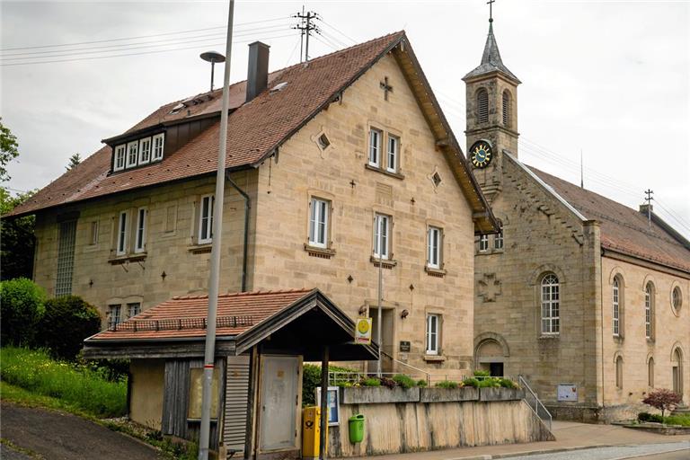 In der jüngsten Gemeinderatssitzung berichtet Großerlachs Bürgermeister Kevin Dispan von den laufenden Arbeiten zur Sanierung der Toilettenanlagen im Vereinsheim. Archivfoto: Alexander Becher