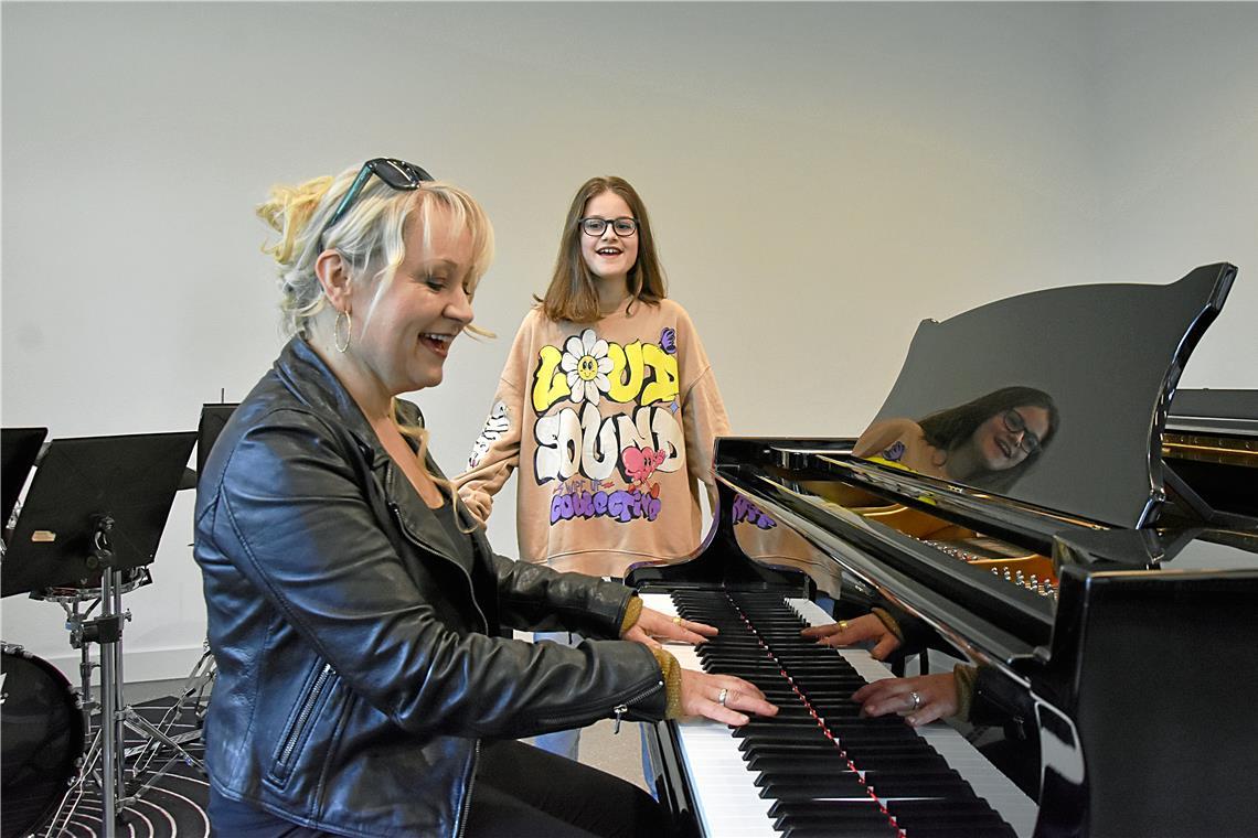 Vom Bandhaus auf die große Bühne: Backnangerin bei „The Voice Kids“ In der Jugendmusik- und Kunstschule im Backnanger Bandhaus arbeiten Lilly Becker (rechts) und Biggi Binder (links) gemeinsam an einem neuen Song. Foto: Tobias Sellmaier
