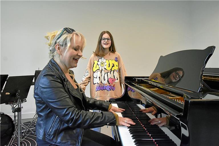 In der Jugendmusik- und Kunstschule im Backnanger Bandhaus arbeiten Lilly Becker (rechts) und Biggi Binder (links) gemeinsam an einem neuen Song. Foto: Tobias Sellmaier