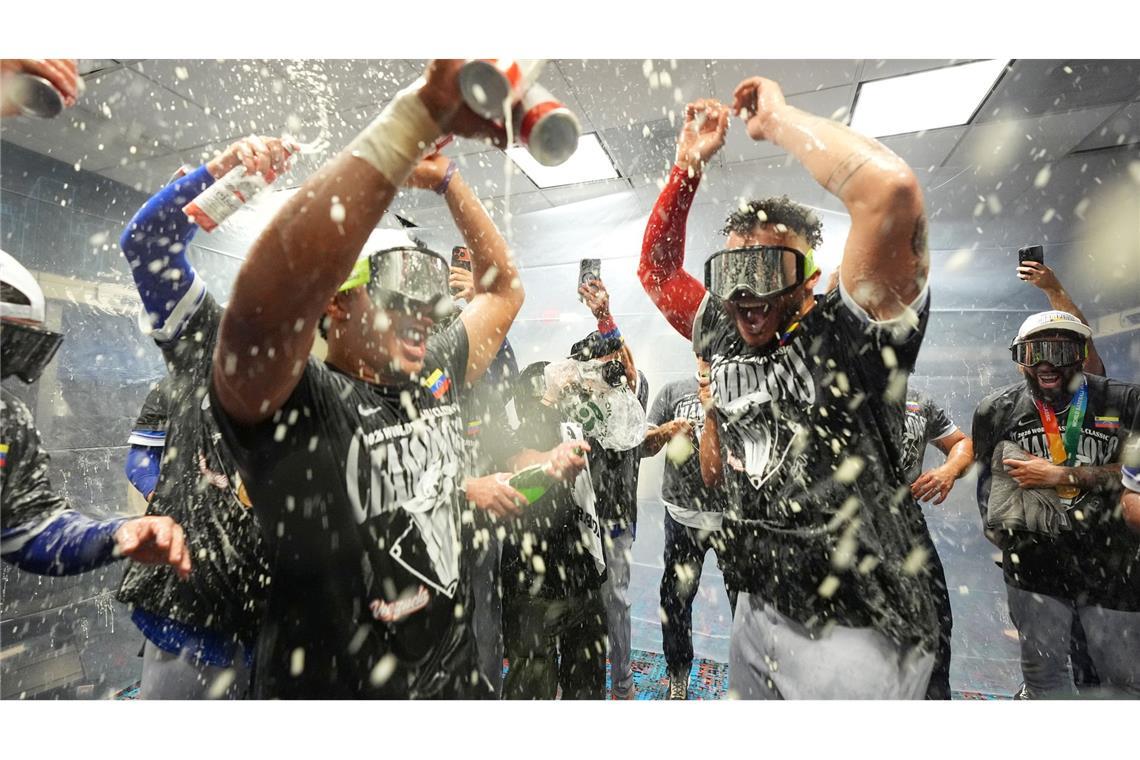 In der Kabine geht die Party weiter.