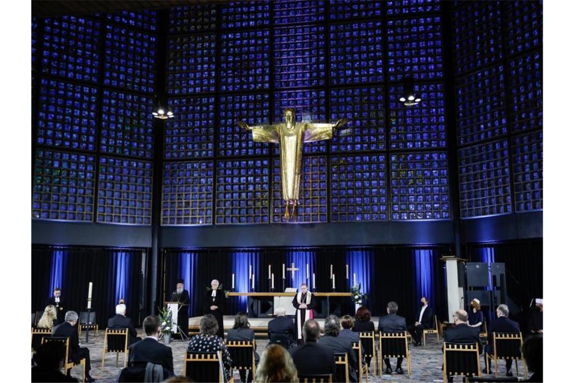 In der Kaiser-Wilhelm-Gedächtniskirche in Berlin wird ein ökumenischer Gottesdienst für die Verstorbenen der Corona-Pandemie gefeiert. Foto: Gordon Welters/KNA-POOL/dpa