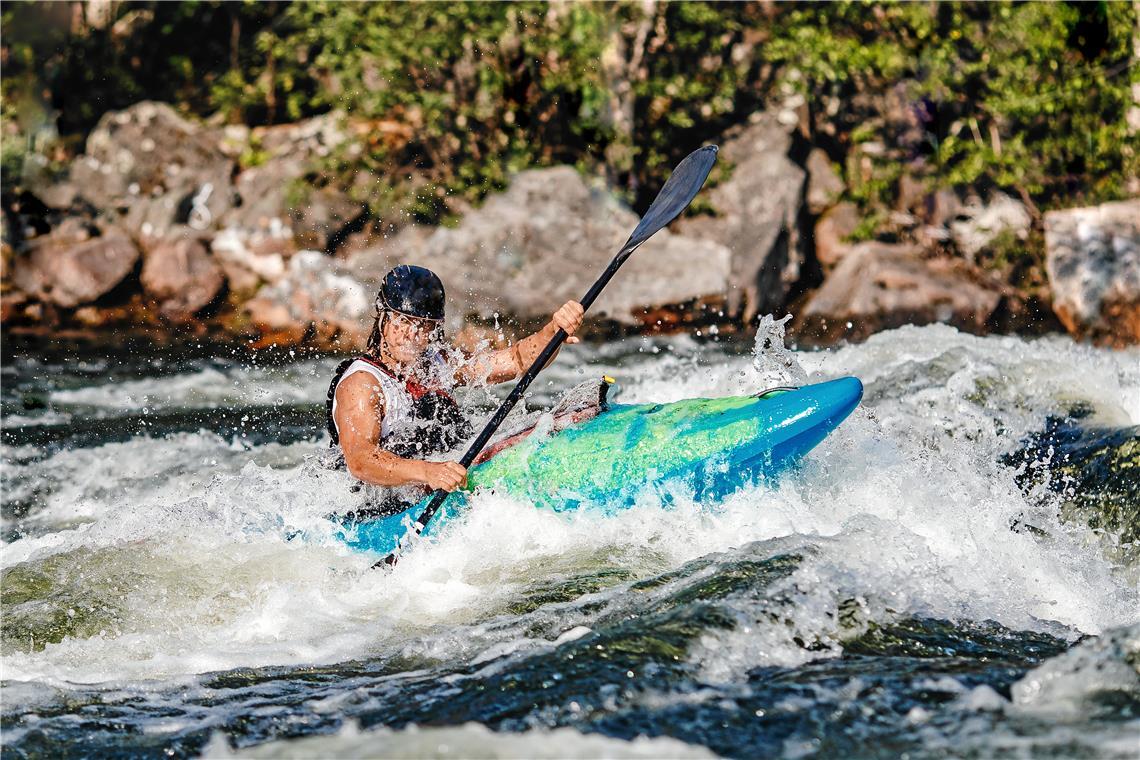 Der Fotowettbewerb BK-Zoom endet an Silvester In der Kategorie „In Bewegung“ sind Fotos gesucht, bei denen Aktion zu sehen ist – wie hier beim Wildwasserpaddeln. Symbolbild: Adobe Stock/Parilov