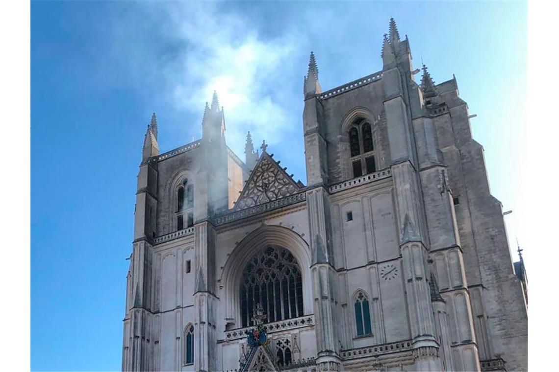 In der Kathedrale der westfranzösischen Stadt Nantes ist ein Feuer ausgebrochen. Foto: Laetitia Notarianni/AP/dpa