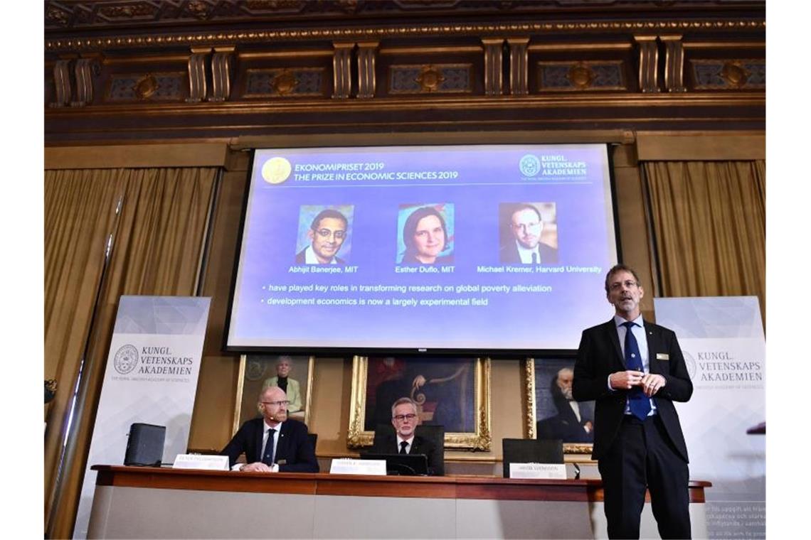 In der Königlich Schwedischen Akademie der Wissenschaften in Stockholm werden die Gewinner verkündet: Der Wirtschaftsnobelpreis geht an Abhijit Banerjee, Esther Duflo und Michael Kremer. Foto: Karin Wesslen/TT News Agency/AP/dpa
