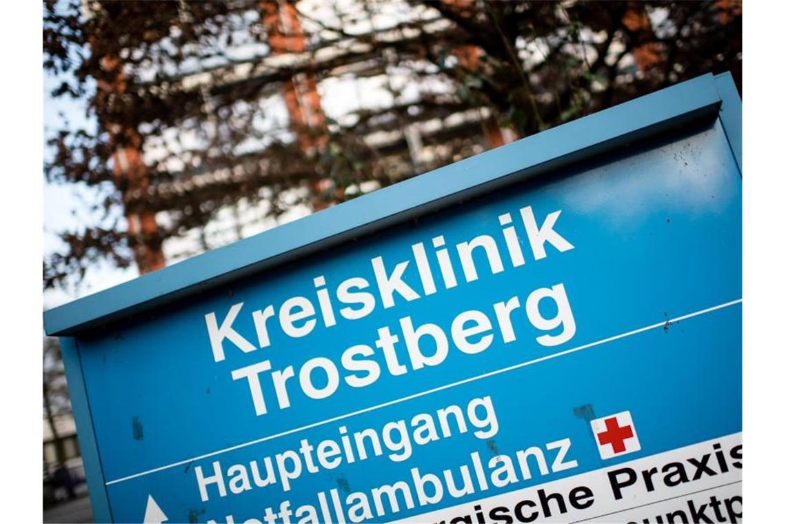 In der Kreisklinik Trostberg wurden mehrere mit dem Coronavirus infizierte Menschen behandelt. Foto: Matthias Balk/dpa