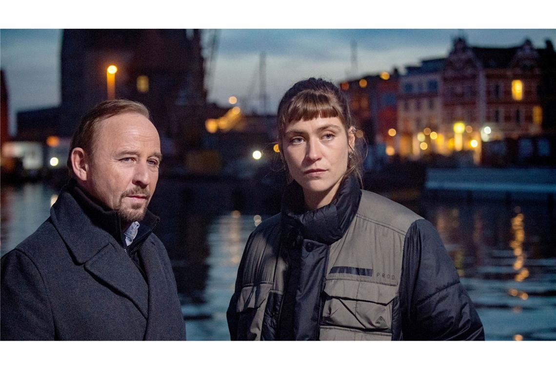 In der Krimireihe "Stralsund" ermittelte Held (l) mit Sophie Pfennigstorf. (Archivbild)