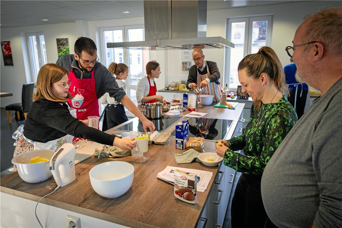 In der Küche der VHS versuchen sich die Teilnehmenden an verschiedenen Minitörtchen. Fotos: Alexander Becher