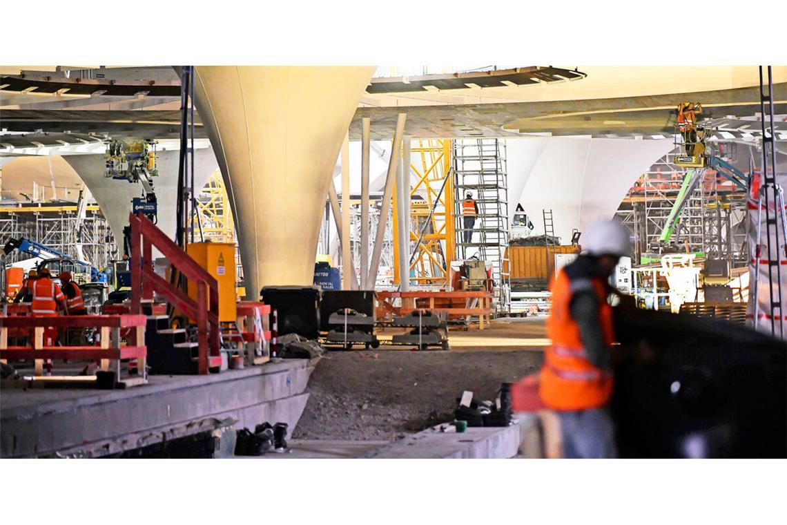 In der künftigen Bahnhofshalle waren die Arbeiten schon im Sommer weit vorangeschritten.