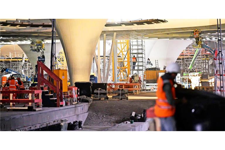 In der künftigen Bahnhofshalle waren die Arbeiten schon im Sommer weit vorangeschritten.