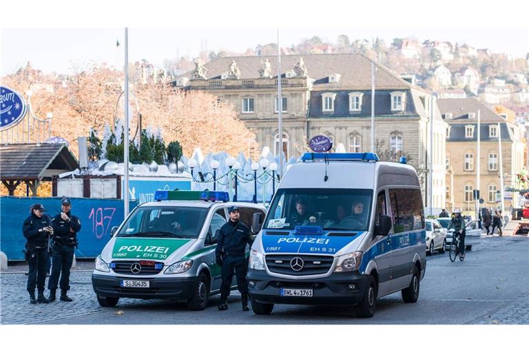 In der Landeshauptstadt schützten Polizisten der Einsatzhundertschaft Stuttgart ebenfalls eine Veranstaltung der selbst ernannten Islamkritiker von Pax Europa.
