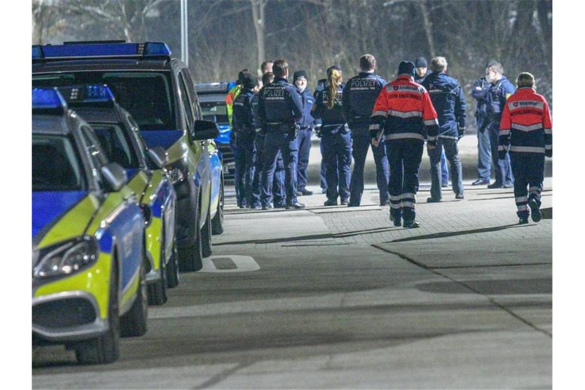 In der LEA in Ellwangen stehen Polizei- und Rettungsfahrzeuge. Foto: Marius Bulling/Ostalb Network/dpa