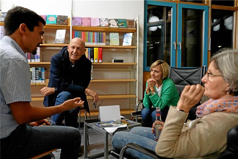 In der „Lebendigen Bibliothek“ haben die Besucher die Möglichkeit, mit Menschen mit einem ungewöhnlichen Lebensweg ins Gespräch zu kommen. Der Dokumentarfilm beleuchtet die Entstehung und Umsetzung des Projekts. Fotos/Screenshots aus dem Film: Thorsten Weihrauch