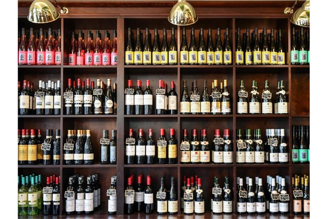 Marktforscher: Lebensmittelgeschäfte verkaufen mehr Wein In der Lebensmittelabteilung "Die Sechste" im Kaufhaus des Westens KaDeWe in der 6. Etage werden in einem Regal Weine angeboten. Foto: Jens Kalaene/dpa-Zentralbild/dpa