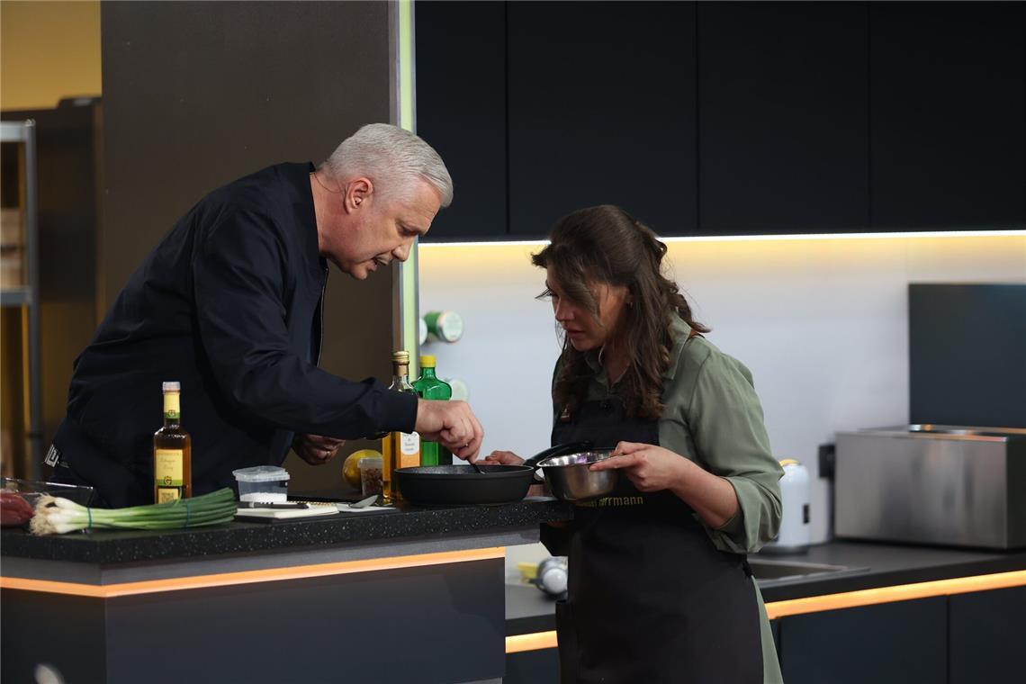 In der letzten Runde geht es für Alexander Herrmann (l.) und Kandidatin Sandra um Alles.