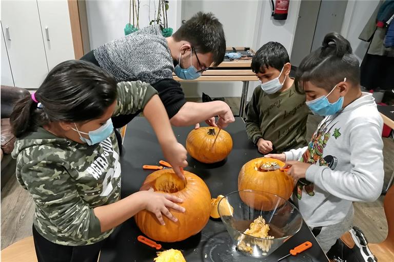 In der Märchenwerkstatt während der Herbstferien haben die Kinder unter anderem Kürbisse geschnitzt. Foto: Zukunftswerkstatt Rückenwind