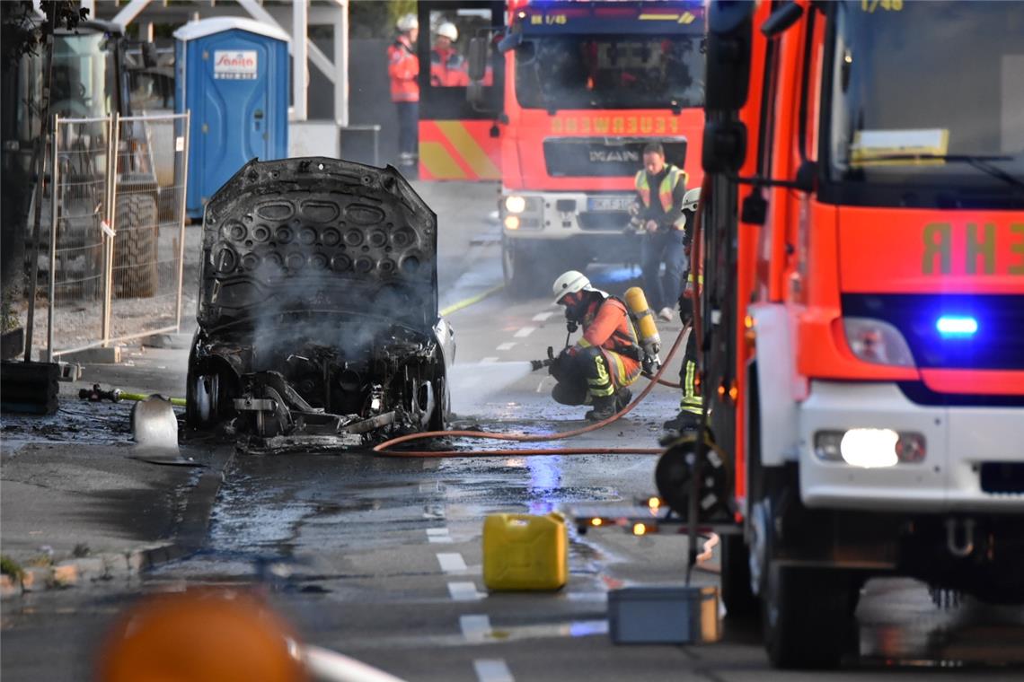 In der Maubacher Straße hat ein Auto der Marke Mercedes Benz gebrannt. Foto: T. Sellmaier