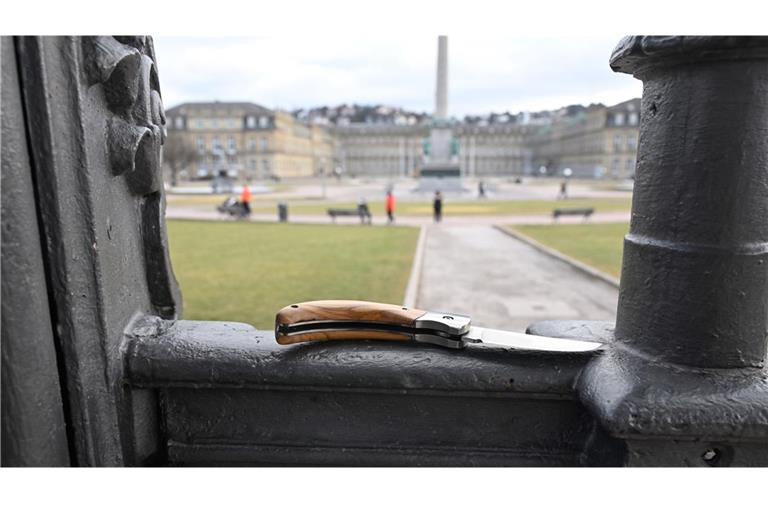 In der Messerverbotszone in der Stuttgarter City etwa wurden von Januar bis Oktober dieses Jahres 172 Verstöße festgestellt. (Symbolbild)