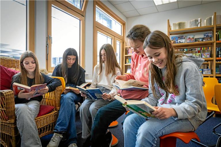 In der Mittagspause lesen Tuana, Enisa, Julia, Leonie und Anna (von links) gerne in der Bücherei der Max-Eyth-Realschule. Fotos: A. Becher