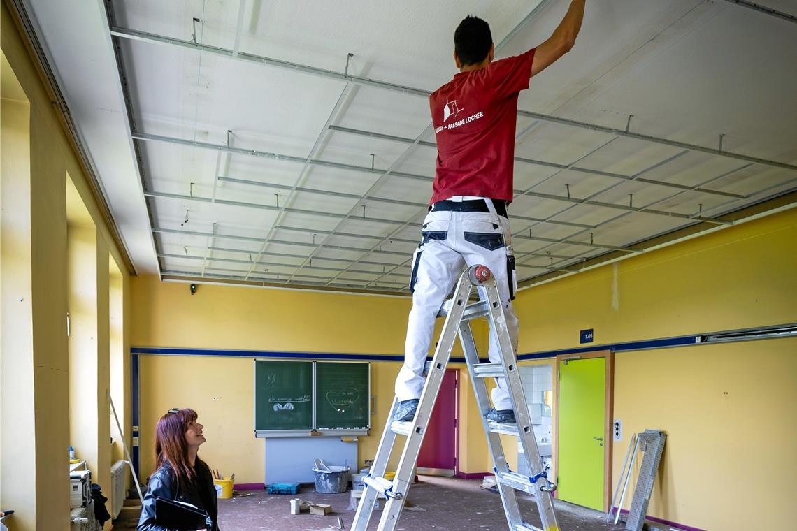 In Backnangs Schulen wird wieder gebaut In der Mörikeschule werden Klassenzimmer komplett saniert. Dazu gehört eine abgehängte Akustikdecke sowie ein neuer Boden und Anstrich. Dagmar Langer (links) vom Hochbauamt begutachtet den Fortschritt der Handwerker. Fotos: Alexander Becher