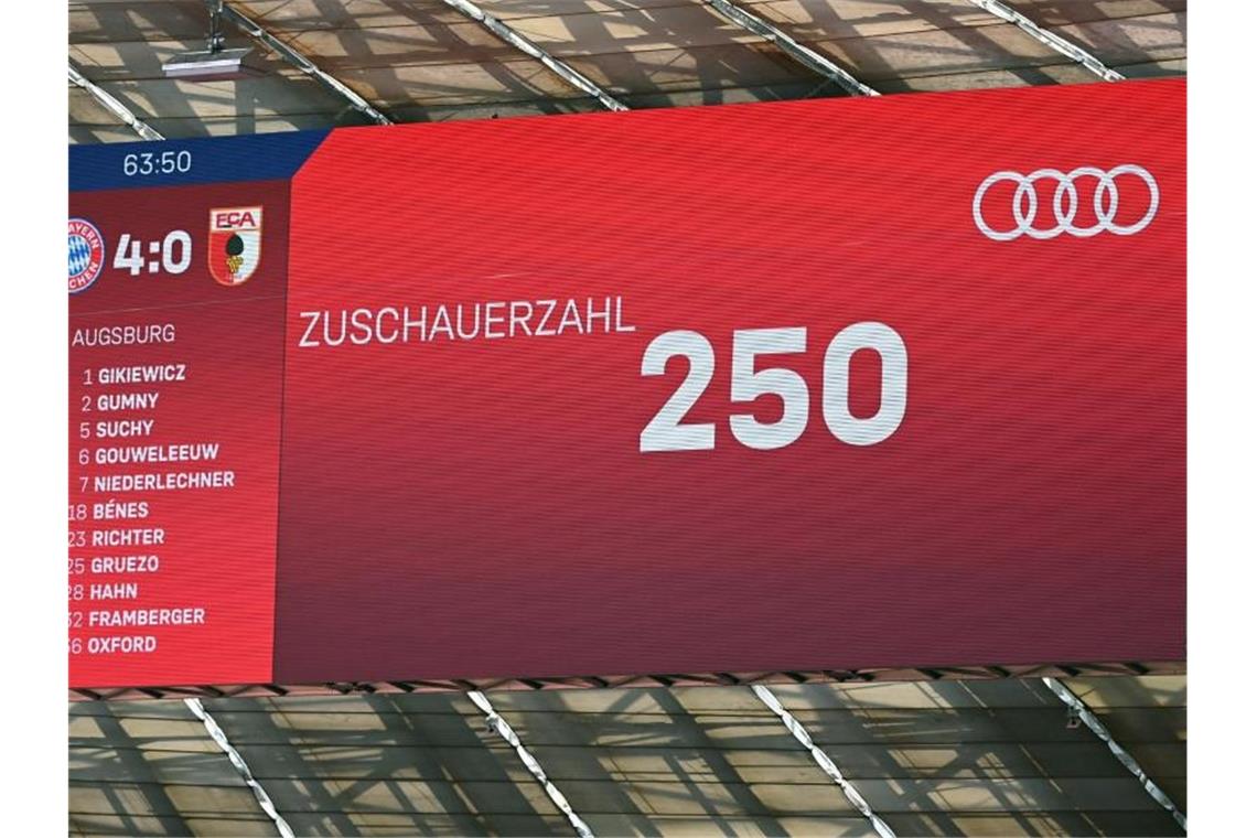 Bremen steigt mit Schalke ab - Union im Europapokal In der Münchner Allianz-Arena wird die Zuschauerzahl auf der Anzeigentafel präsentiert. Foto: Sven Hoppe/dpa-Pool/dpa