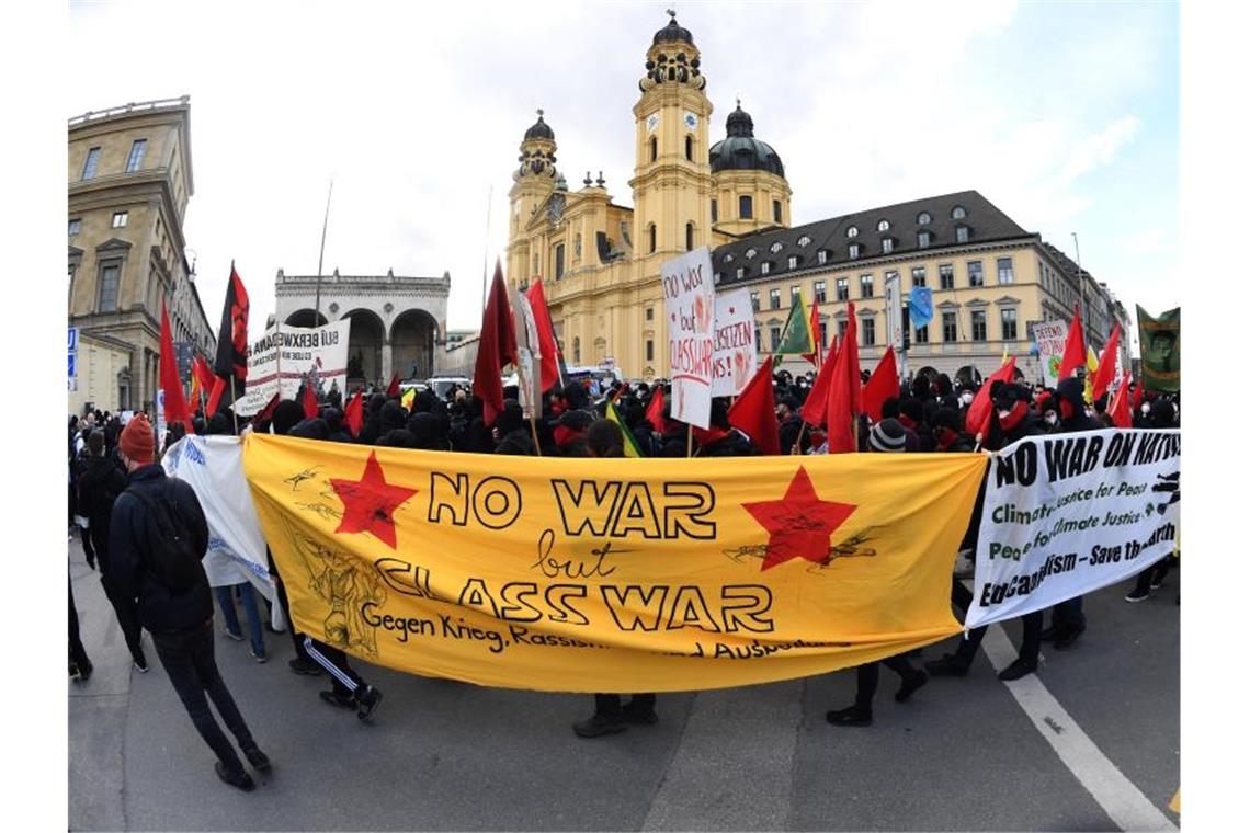 Hunderte demonstrieren gegen Sicherheitskonferenz In der Münchner Innenstadt demonstrieren Hunderte Menschen gegen die Sicherheitskonferenz. Foto: Felix Hörhager/dpa