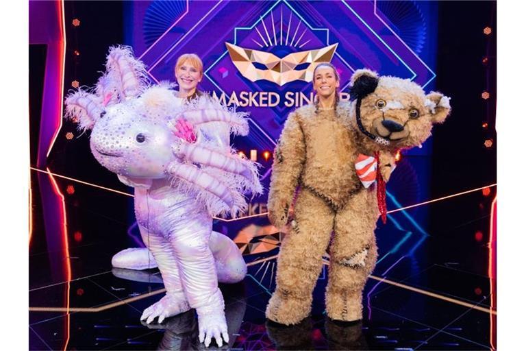 In der Musik-Rateshow „The Masked Singer“ sind mit „Tatort“-Schauspielerin Andrea Sawatzki (l) und „red.“-Moderatorin Annemarie Carpendale gleich zwei Prominente in einer Folge enttarnt worden. Foto: Rolf Vennenbernd/dpa