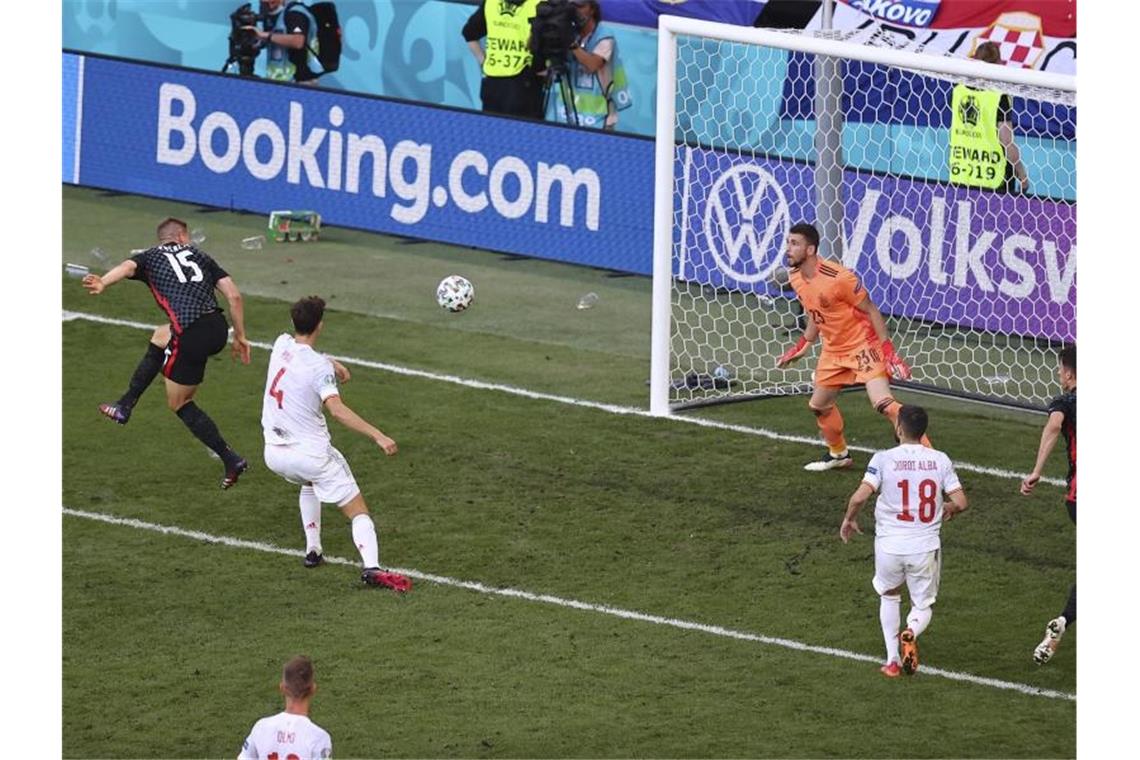 Nach Achtelfinal-Krimi: Spanien wirft Kroatien bei EM raus In der Nachspielzeit sorgte Mario Pasalic (l) mit seinem Treffer für die Verlängerung. Foto: Wolfgang Rattay/Pool Reuters/AP/dpa