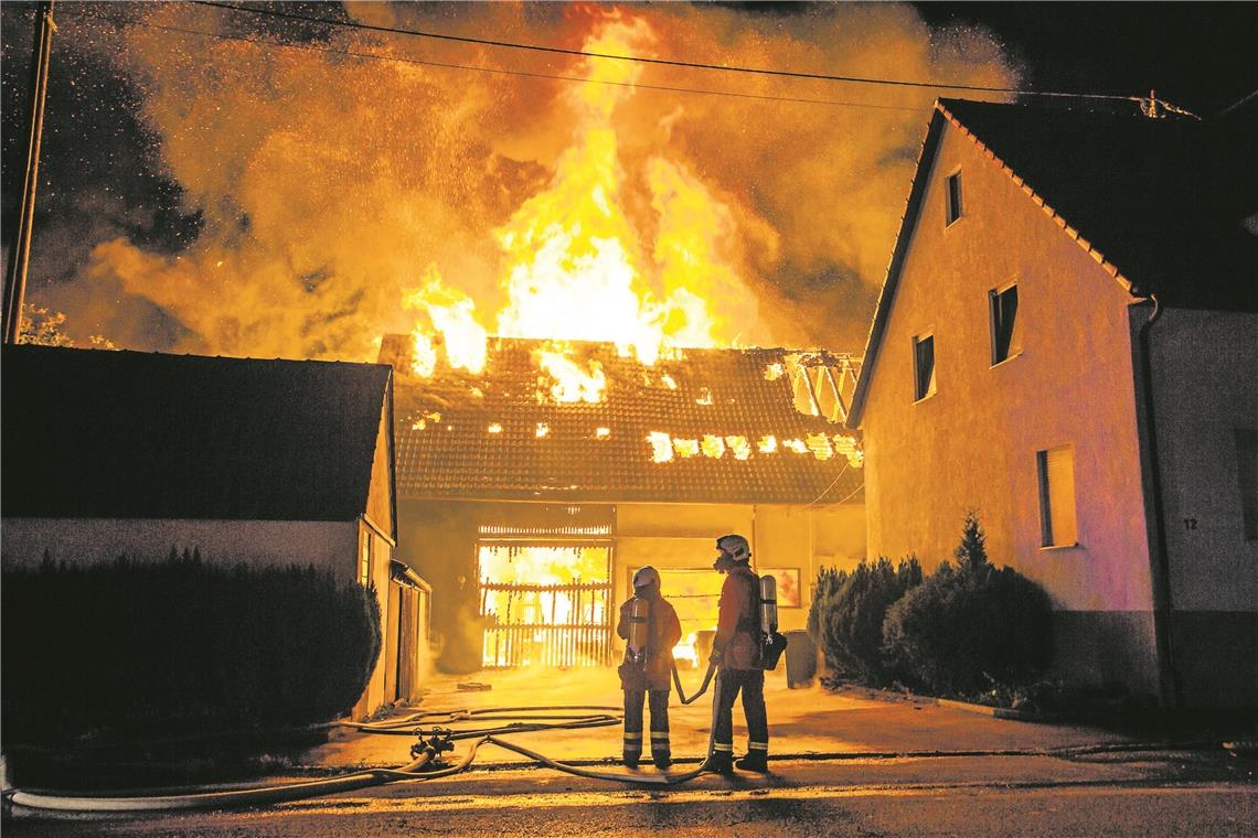 In der Nacht auf 22. September 2018 zerstörte das Feuer eine Scheune und angrenzende Garagen mit Oldtimern im Frühmeßhof. Archivfoto: 7aktuell