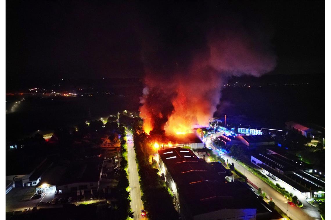 In der Nacht auf Dienstag gegen 1.45 Uhr wurde die Feuerwehr zu einem Brand auf ...