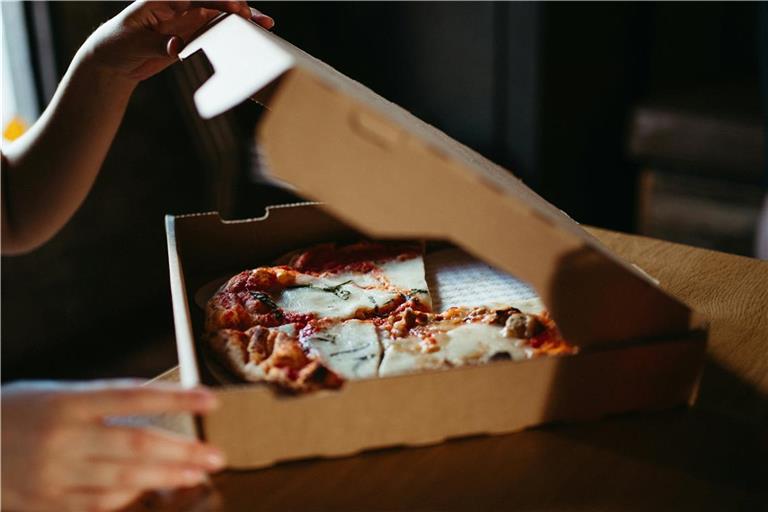 Backnang: Pizzabote ausgeraubt In der Nacht auf Sonntag lieferte ein 66-Jähriger die Pizza aus. Symbolfoto: bydan/unsplash