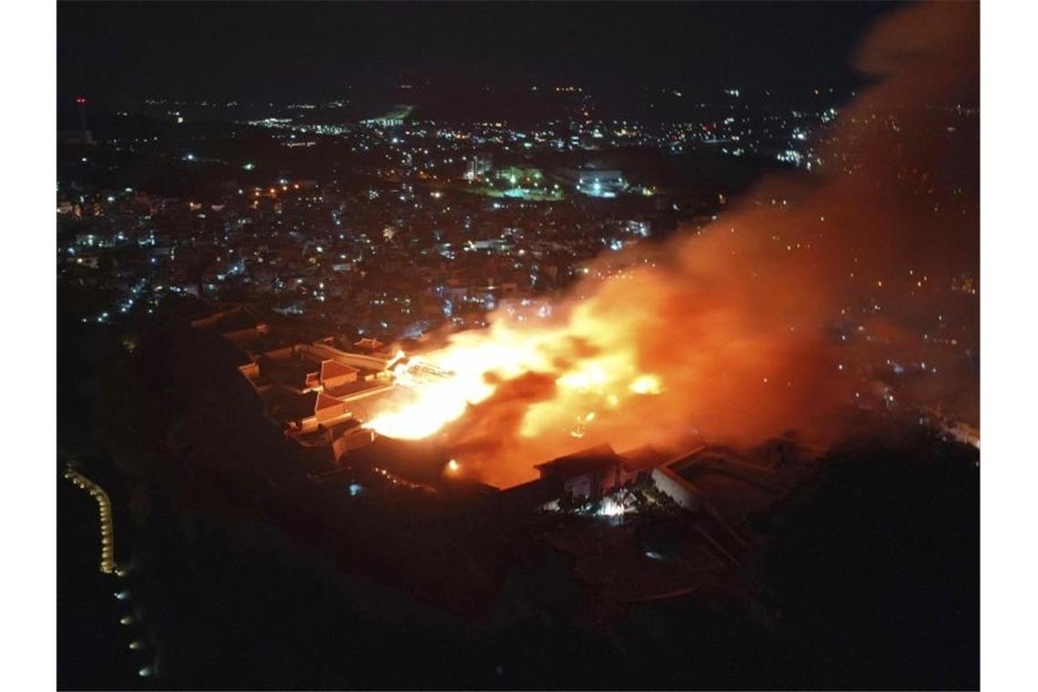 In der Nacht brannte das Hauptgebäude der Burg nieder. Foto: Uncredited/Okinawa Times/Kyodo News/AP/dpa