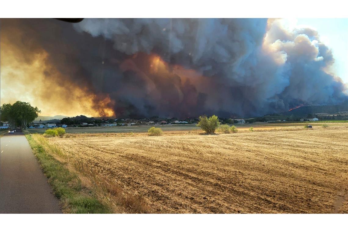 Eine Tote bei Vegetationsbrand in Frankreich In der Nacht griff das Feuer weiter um sich.