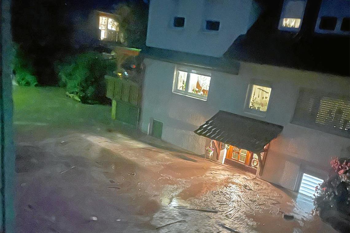 Anwohner fordern mehr Sicherheit für den Weissacher Teilort Bruch In der Nacht vom 2. auf den 3. Juni wird das Erdgeschoss der Familie Müller überflutet.