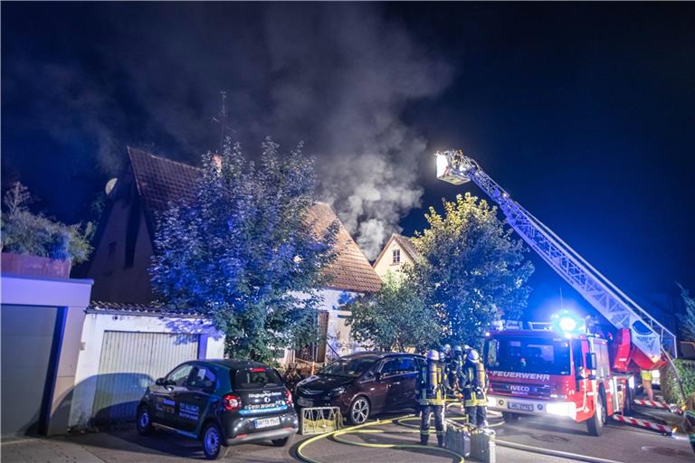 In der Nacht von Mittwoch auf Donnerstag rückte die Feuerwehr Schorndorf zu einem Gebäudebrand aus. Foto: 7aktuell.de/Adomat