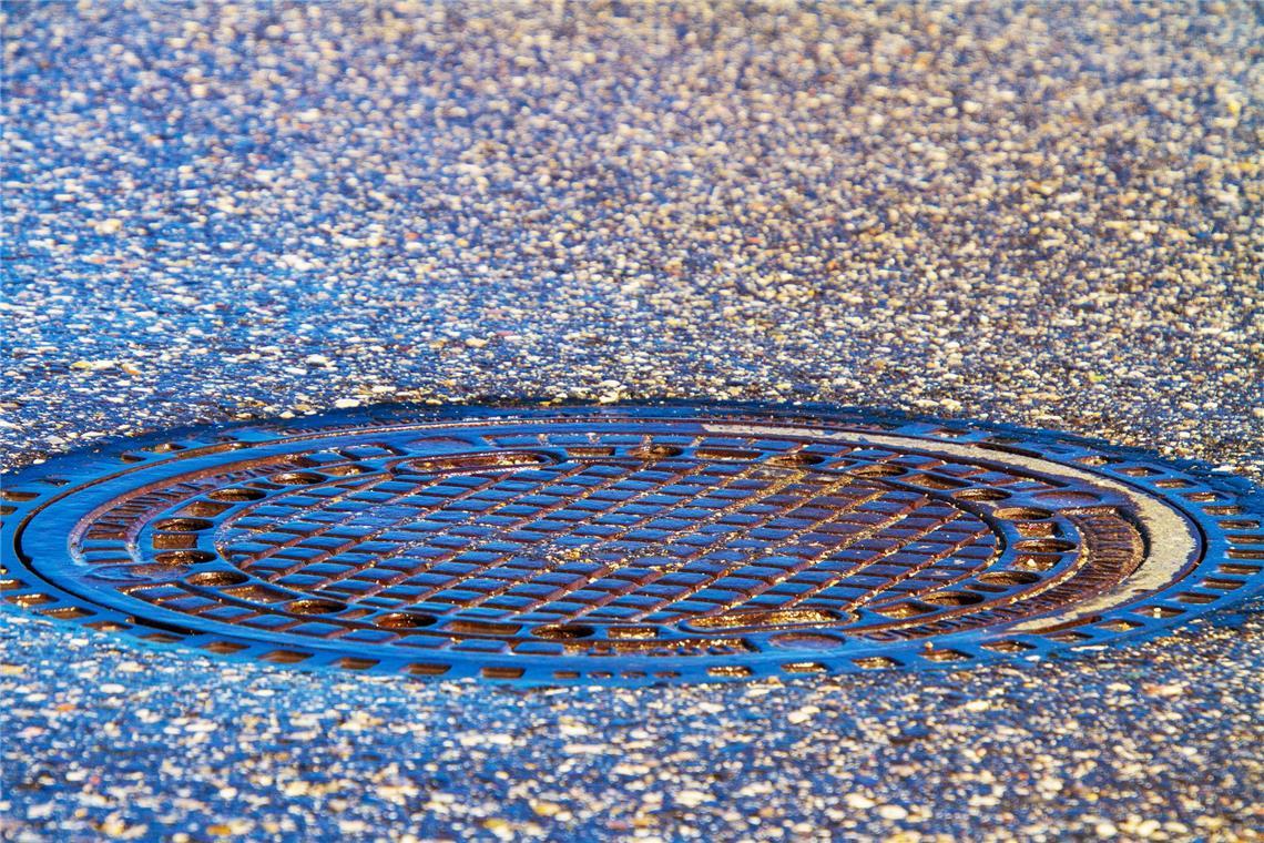 Unfall wegen ausgehobenem Gullydeckel in Weissach im Tal In der Nacht von Sonntag auf Montag haben Unbekannte mehrere Gullydeckel entfernt. Symbolfoto: Nicky Pe/Pixabay