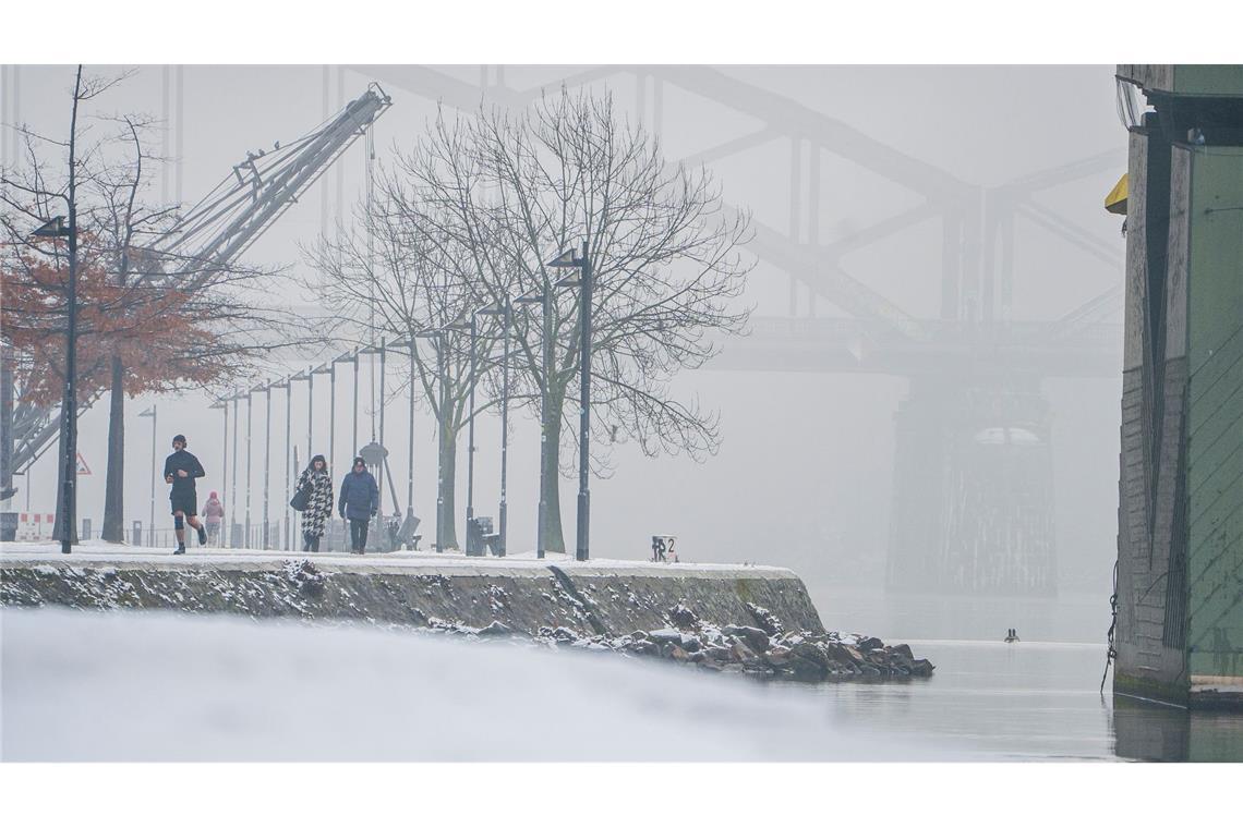 In der Nacht von Sonntag auf Montag könnte es erneut kräftig schneien. (Archivbild)