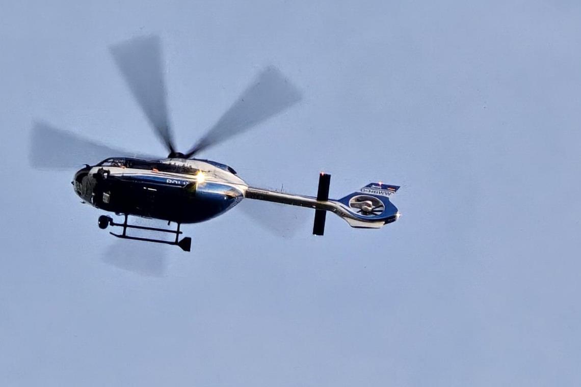 In der Nacht war auch ein Polizeihubschrauber auf der Suche nach dem Mann im Einsatz. Symbolfoto: privat