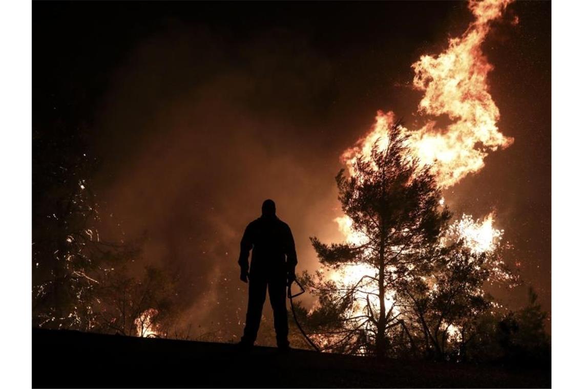 Brände auf griechischer Insel Euböa teils unter Kontrolle In der Nacht waren Hunderte Feuerwehrleute und freiwillige Helfer im Einsatz gewesen. In vielen Fällen mussten die Feuerwehrleute in Gärten und Höfen von Häusern gegen die Flammen kämpfen. Foto: Yorgos Karahalis/AP
