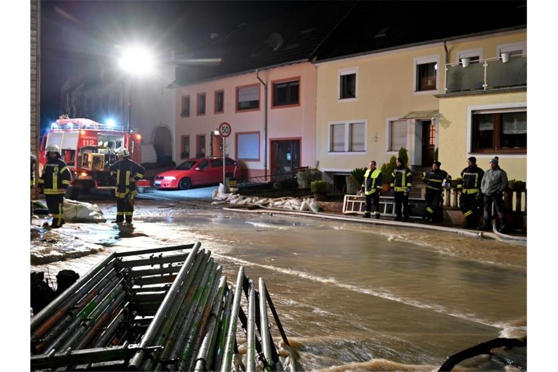 Hochwasser nach Dauerregen - Wetterberuhigung in Sicht In der Nacht wurde ein Teil des Ortskerns von Aach bei Trier von einem Bach überschwemmt. Foto: Harald Tittel/dpa