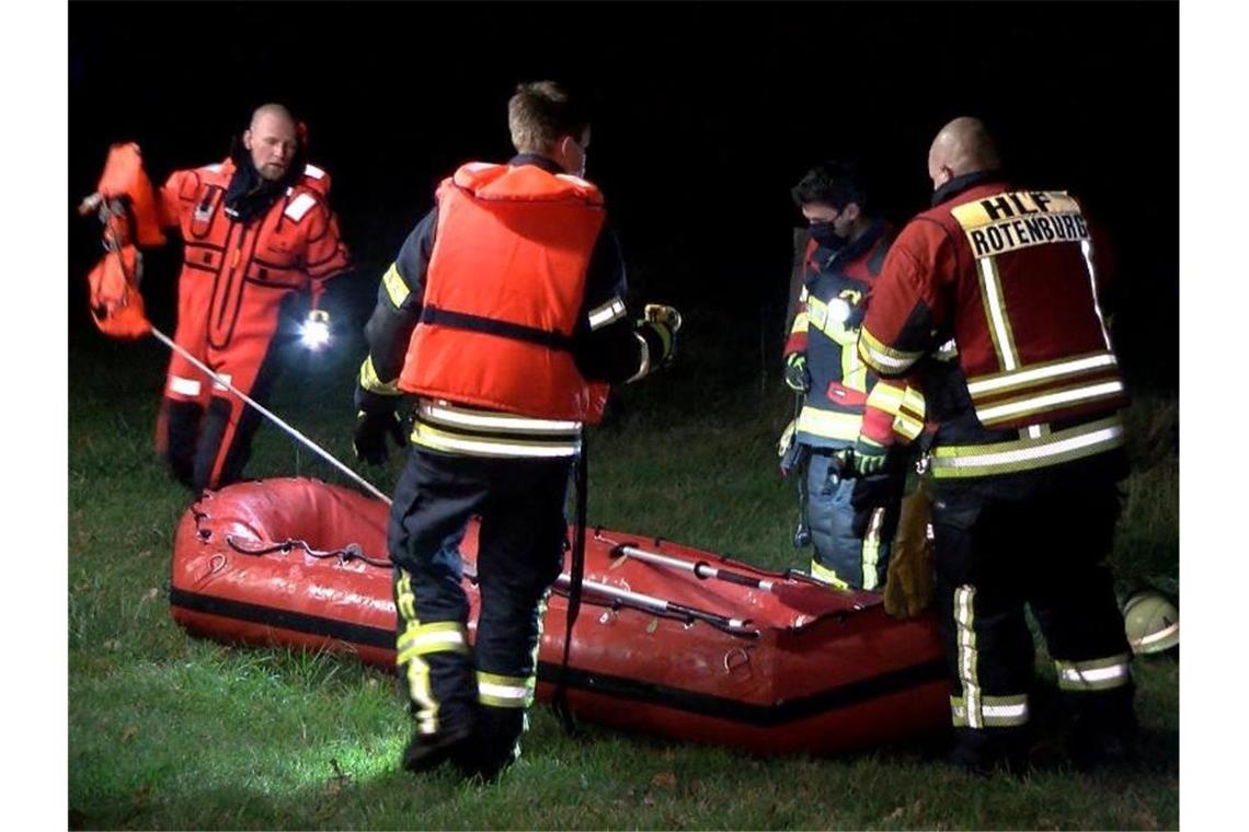 In der Nacht zum Freitag war ein vermisstes Kleinkind tot aus der Wümme in Rotenburg (Niedersachsen) geborgen worden. Foto: -/Nord-West-Media TV/dpa