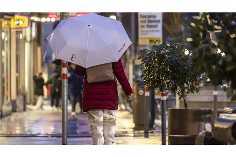 In der Nacht zum Mittwoch fällt verbreitet teils kräftiger Regen. (Archivbild)