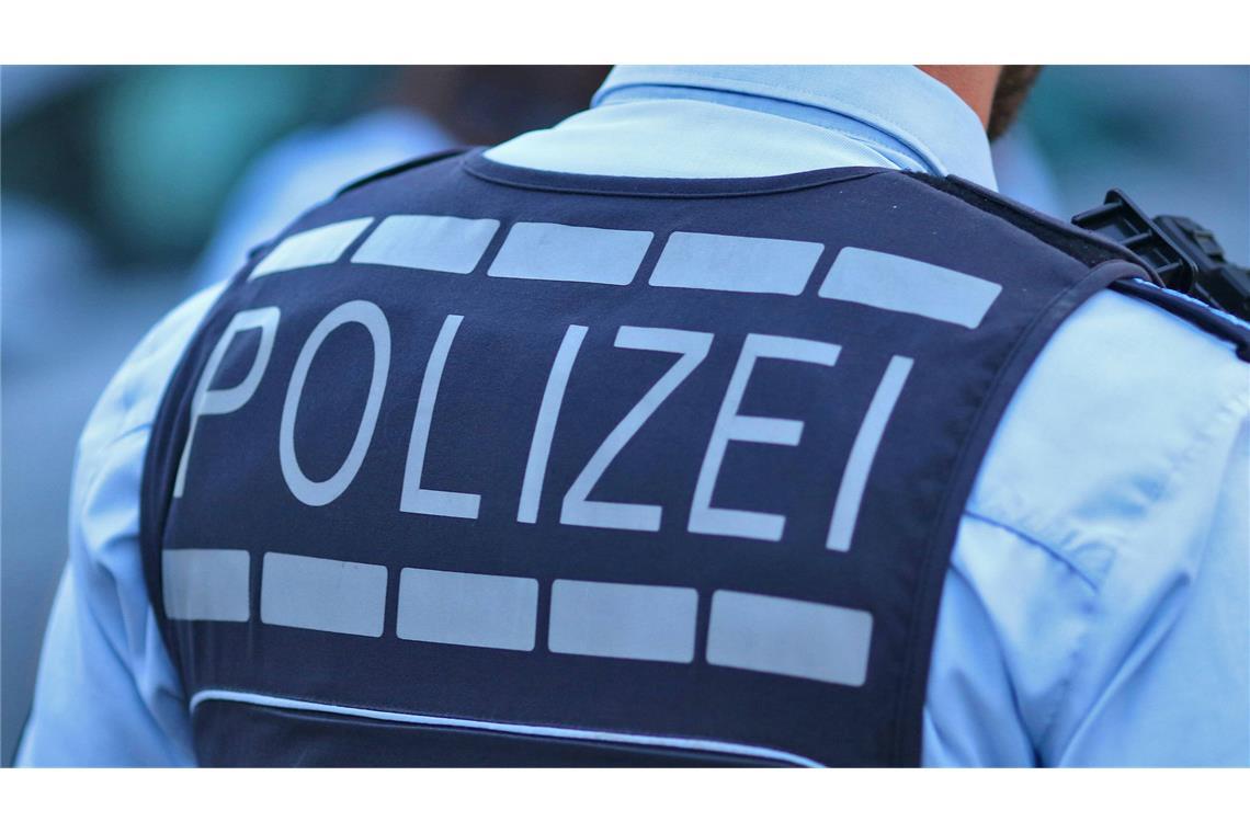 In der Nacht zum Montag hat die Polizei in Brandenburg einen toten Sechsjährigen in einem Wagen entdeckt.