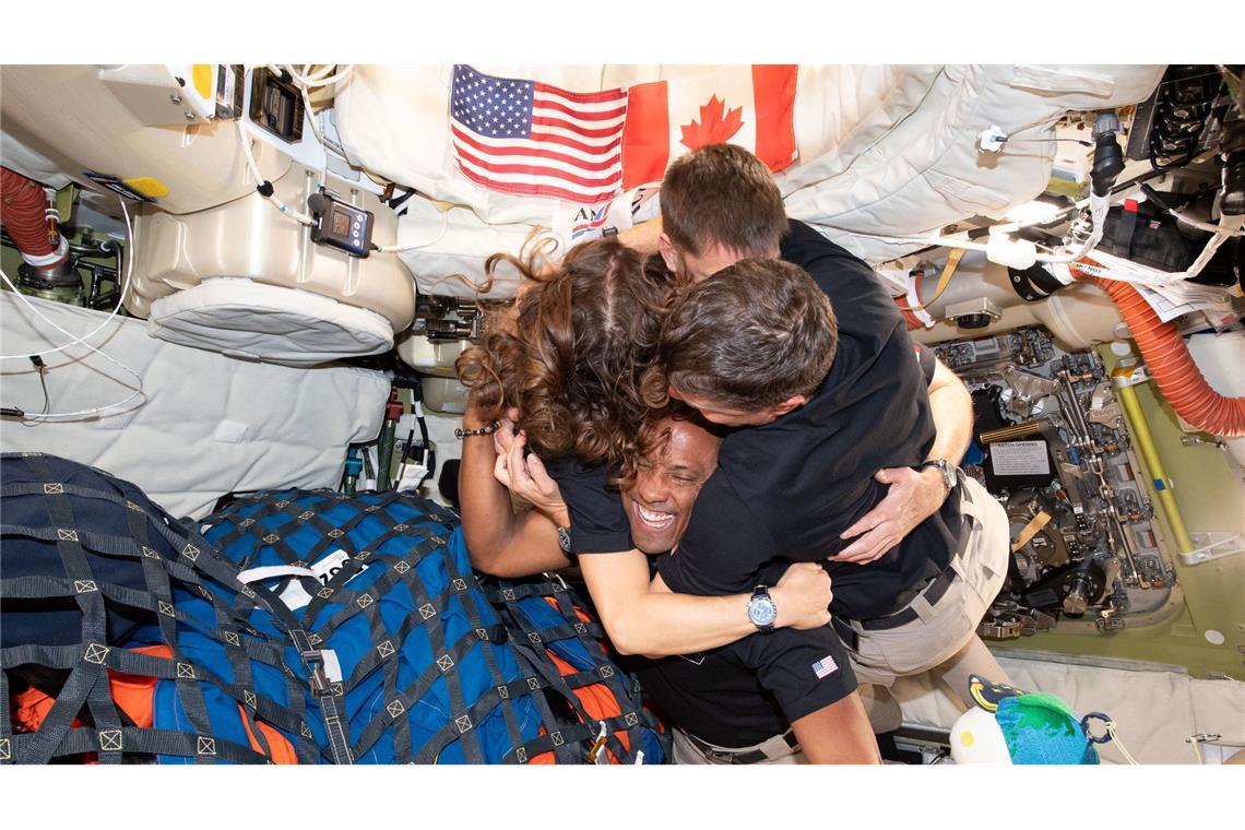 In der Nacht zum Samstag (MESZ) sollen die vier Astronauten wieder auf der Erde landen.